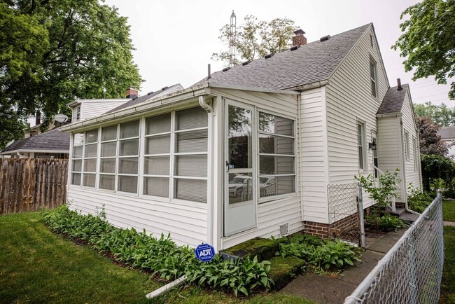 Building Photo - West Toledo 3 Bedroom