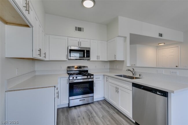 Building Photo - 3400 Cabana Dr