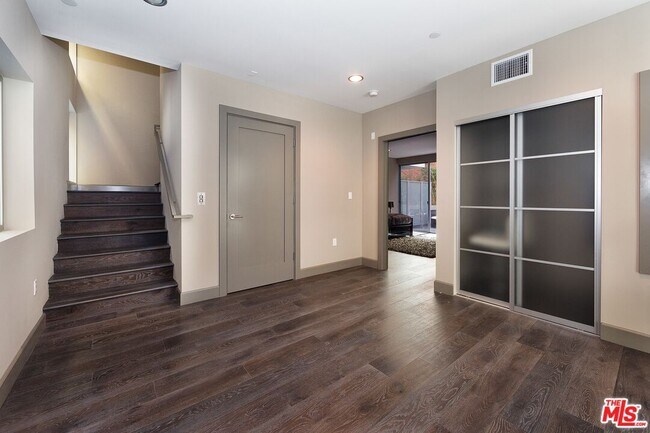 Building Photo - 1217 Horn Ave #105