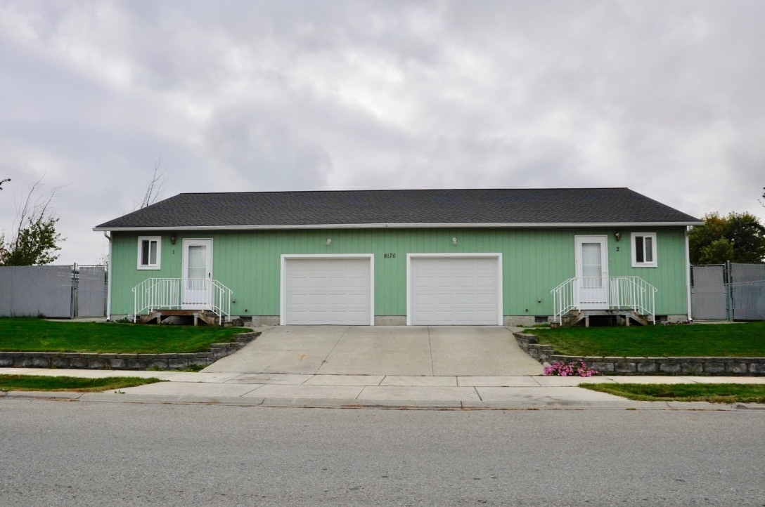 Primary Photo - 2 bed 1 bath duplex
