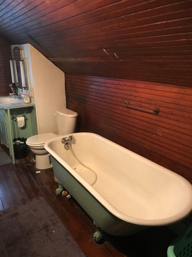 Baño w/claw bañera y ducha - 4 Lindsey St