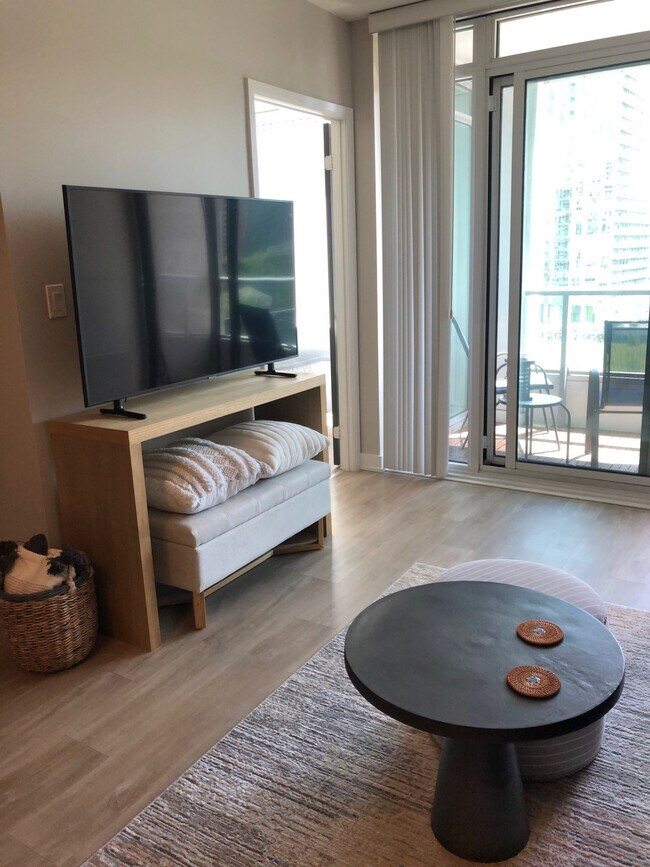 Building Photo - 580 Front St W