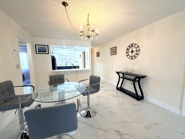 Foto del edificio - 2/2 STUNNING SEASONAL RENTAL IN SUNNY N. FT. MYERS, FL