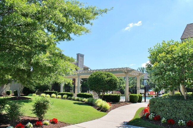 Building Photo - Ready NOW! Ridgely Manor Condo! New Carpet...