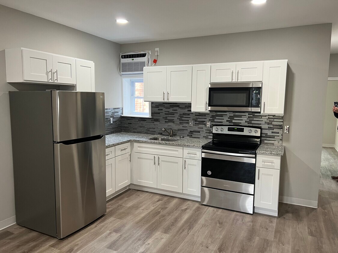 Foto principal - 7038 Woodland Ave