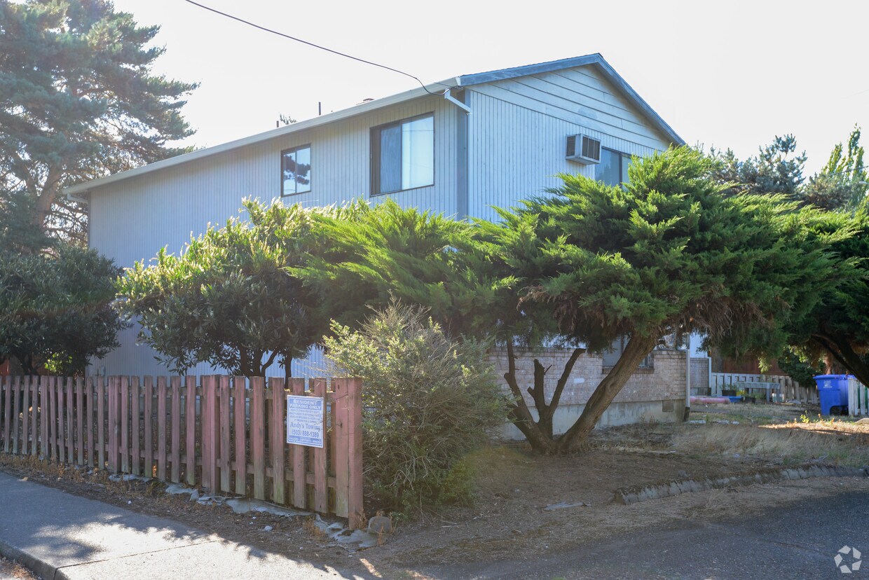Primary Photo - 10015 SE Foster Rd