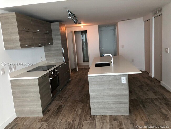 Foto del edificio - 650 NE 32nd St