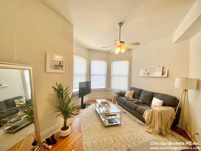 Building Photo - 2060 N Racine Ave
