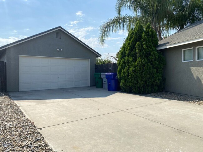 Building Photo - 3 bedroom 2 bathroom home located in a gat...