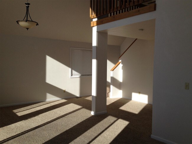 Building Photo - 102 Hyland Ct