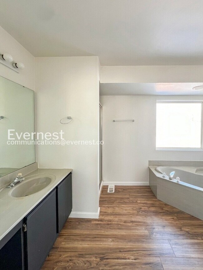 Foto del edificio - 3 Bed, 4 Bath Home with Fenced Yard & Garage / Pet-Friendly / Coming Soon!
