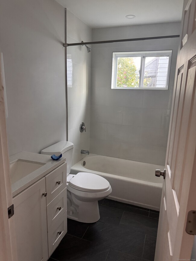 Building Photo - 562 Norman St