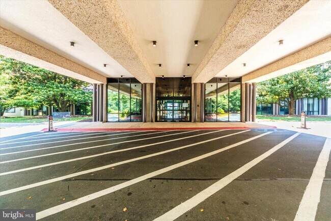 Foto del edificio - 5225 Pooks Hill Rd