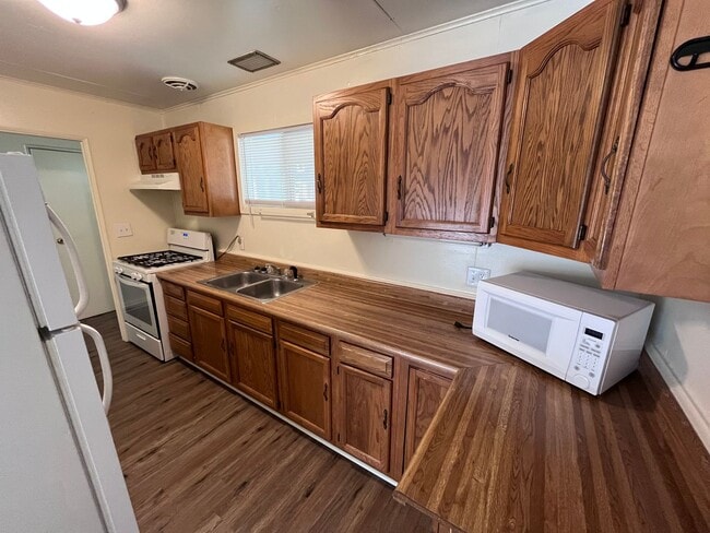 Foto del edificio - 3 Bedroom 1 Bath Close to Campus
