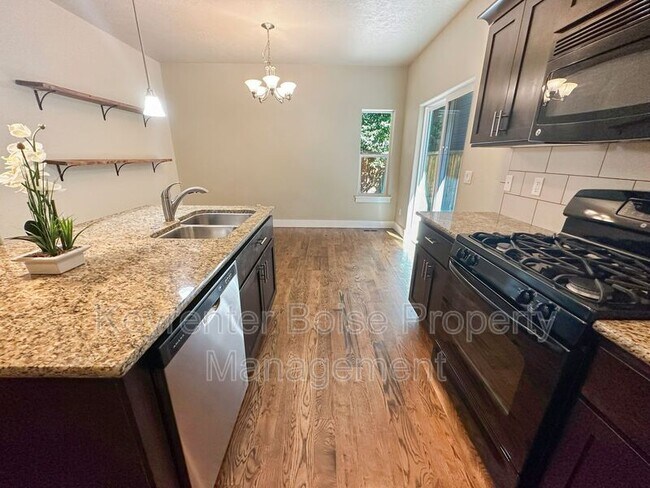 Building Photo - 6042 S Manzanita Wy