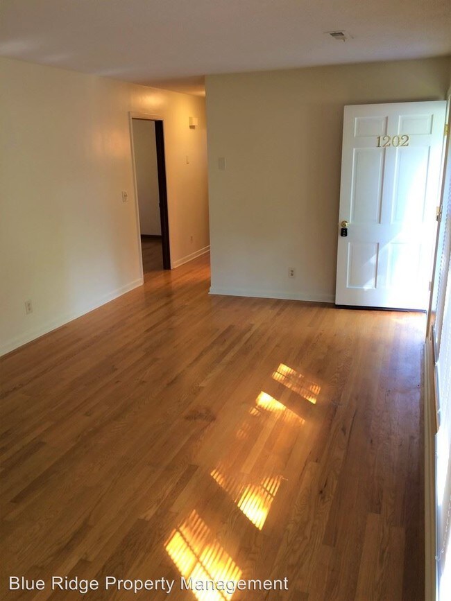 Building Photo - 3 br, 2.5 bath House - 1202 Oakdell Court