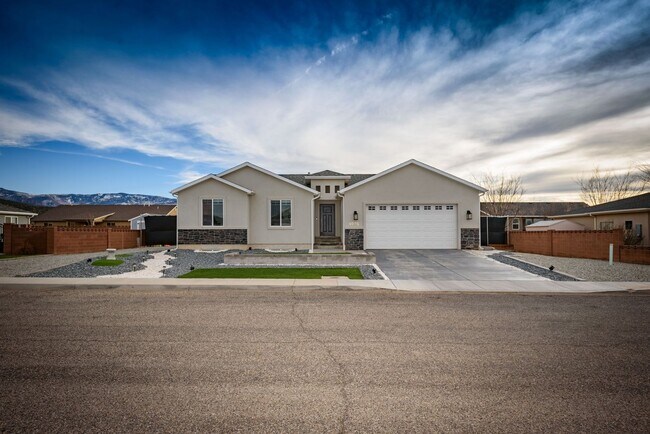 Building Photo - Beautiful Custom Home !