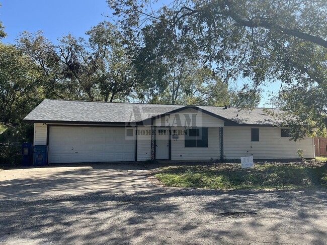 Foto del edificio - Cute 3 Bed 2 Bath 2 Car Garage In Kaufman