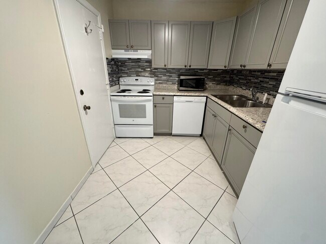 Foto del edificio - 2180 NE 67th St