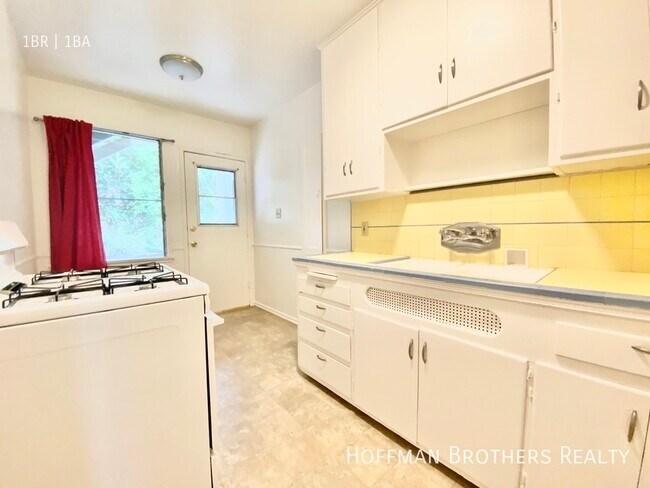 Foto del edificio - 8260 Blackburn Ave