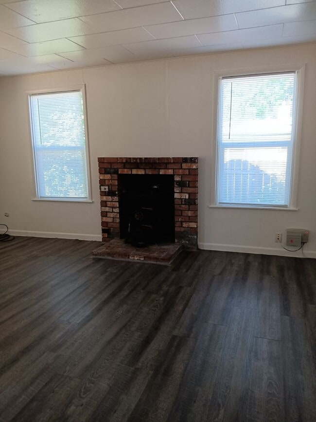 Building Photo - Duplex 4 Blocks From WOU Available