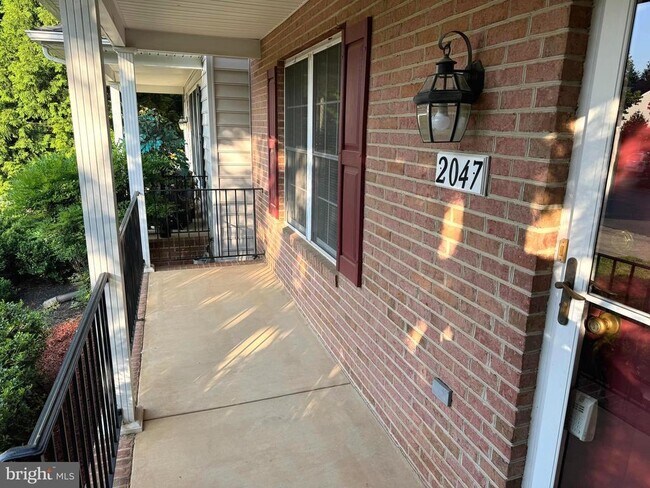 Foto del edificio - 2047 Honeysuckle Ln