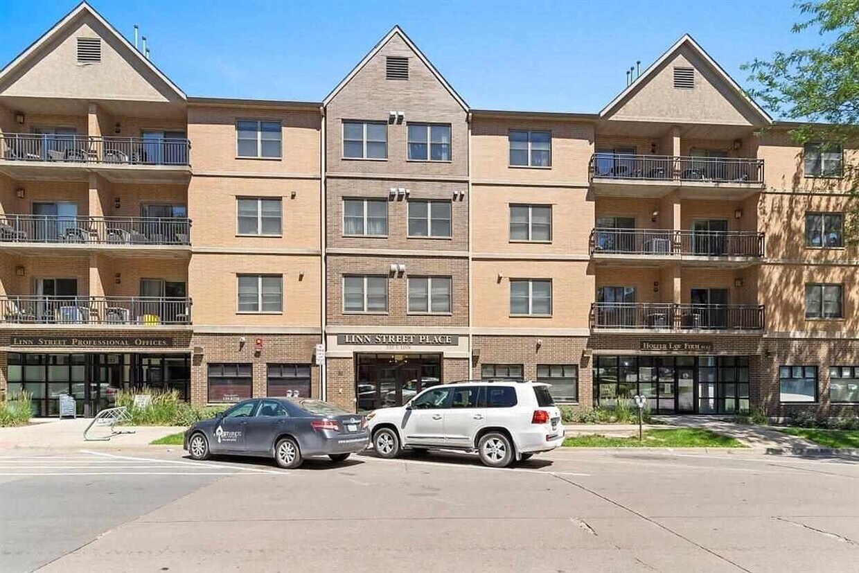 Foto principal - $1975 | 2 Bedroom, 2 Bathroom Condo | No P...