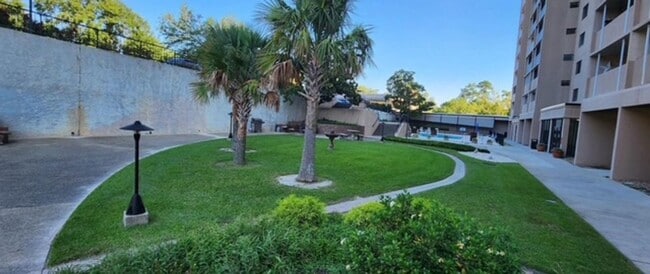 Foto del edificio - Newly Renovated Condo Located In Highly Desirable Area Of Forest Acres!