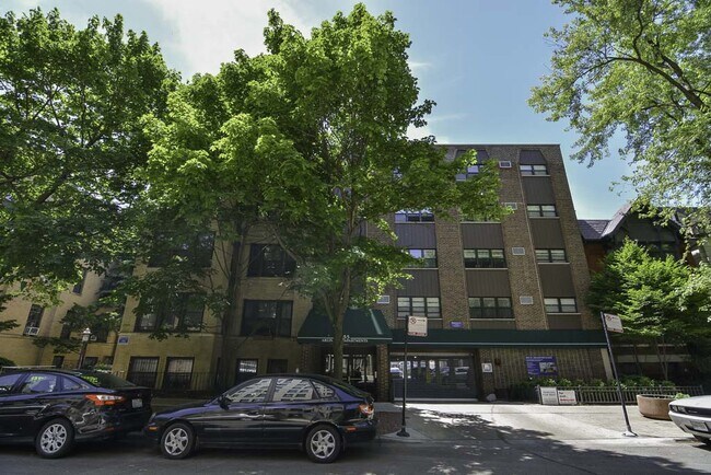 Building Photo - 560 W Arlington