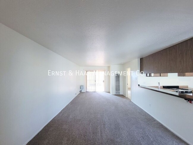 Foto del edificio - Wonderful  1-Bedroom Garden Apartment with...