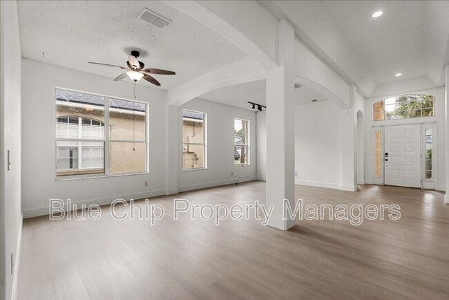 Building Photo - 1923 Bridgeview Cir