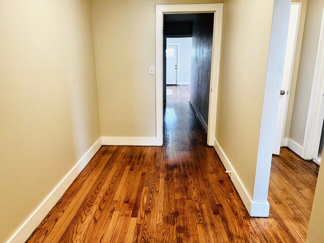 Foto del edificio - Charming 2BD 1BA Duplex in Crestwood!!