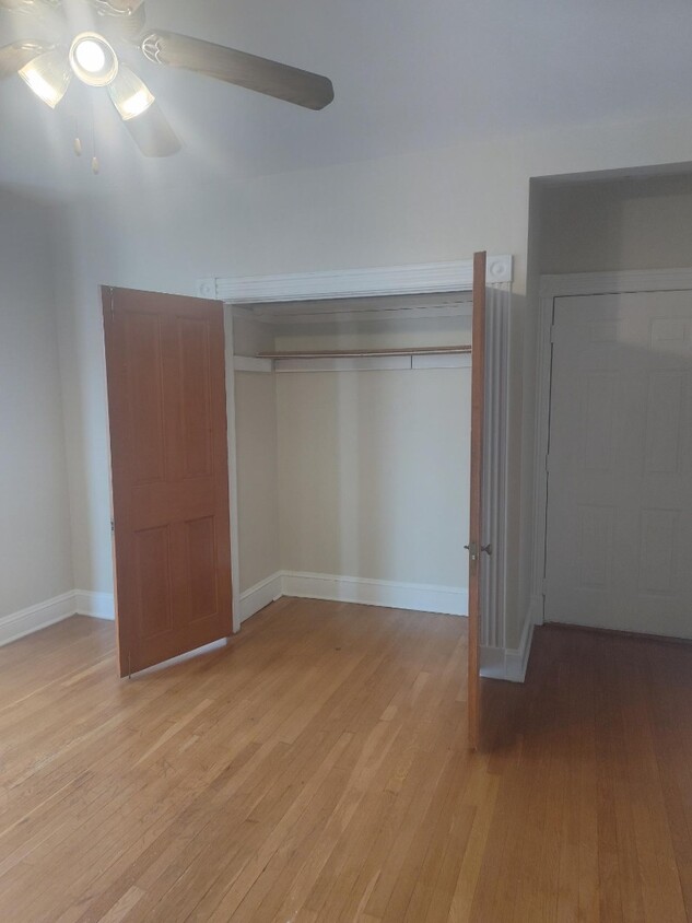 Building Photo - Spacious and sunny studio unit ready for m...