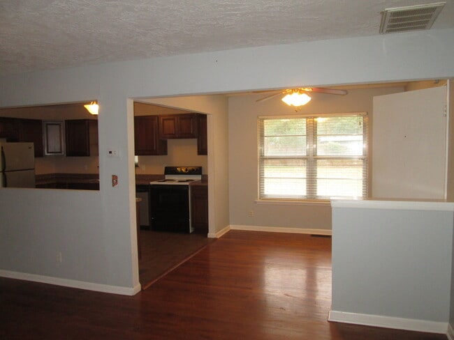 Foto del edificio - PRELEASING for Mid-July 2026! (3) Bed/(1.5) Pet Negotiable!
