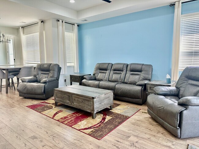 Building Photo - Beautiful Fully Furnished Two Bedroom Home...