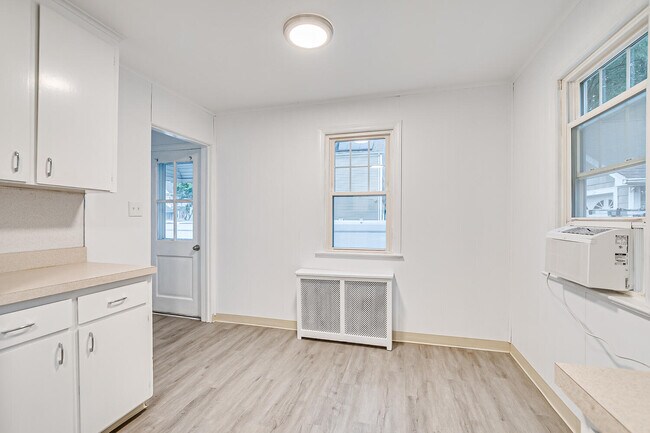 Building Photo - 64 Boltin St