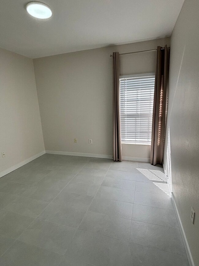 Foto del edificio - A MUST SEE THREE BEDROOM DUPLEX