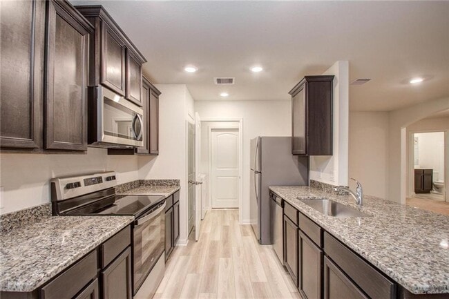 Building Photo - Charming 3BR House in Cleveland