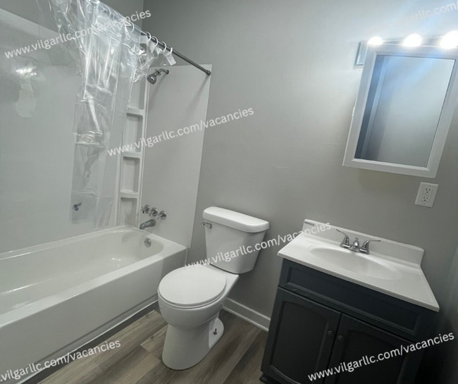 Foto del edificio - 3 Large Bedrooms • 1 Bathroom home in Gary...