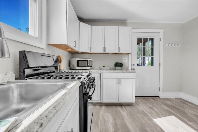 Foto del edificio - 1229 McKee Rd