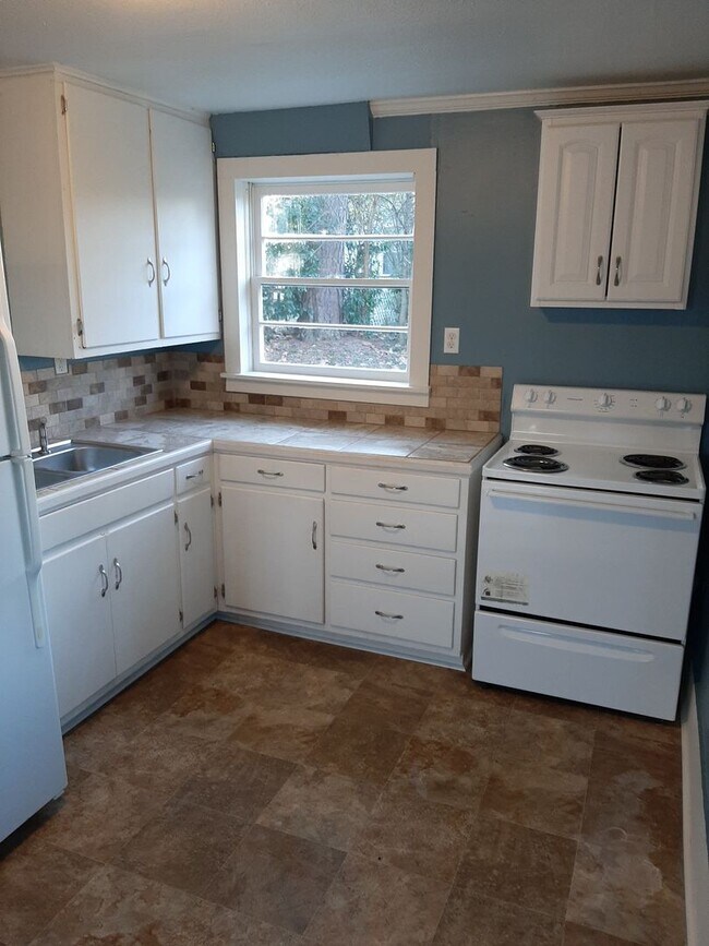 Building Photo - *LEASED* 2 Br/1 Ba Duplex Home, 609 #A Oak...