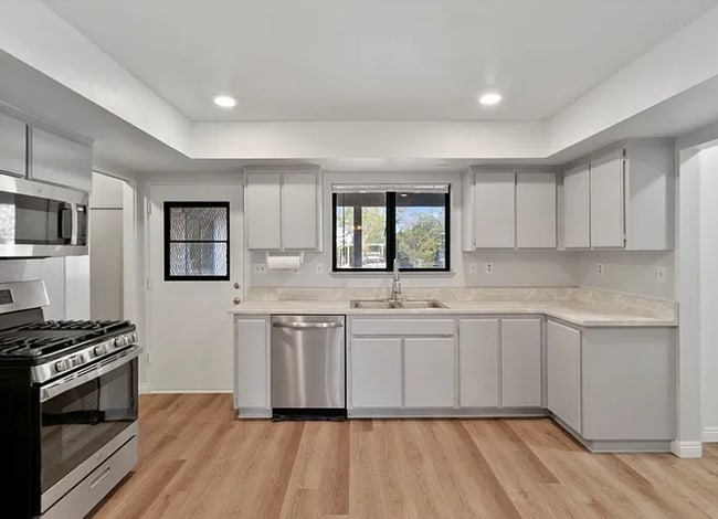 Building Photo - Spacious living, large yard, off street parking.  Available 11/5 Move In