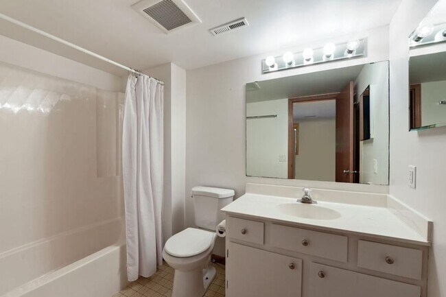 Bathroom - 931 Dartmouth Ave SE