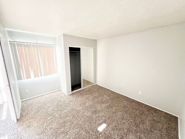 Building Photo - Charming 1-Bedroom Condo with Partial Bay Views & Summer Fireworks!