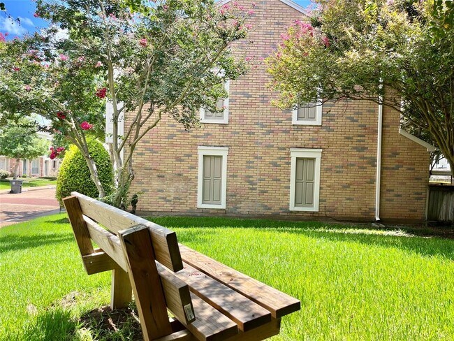 Foto del edificio - 2808 Grants Lake Blvd