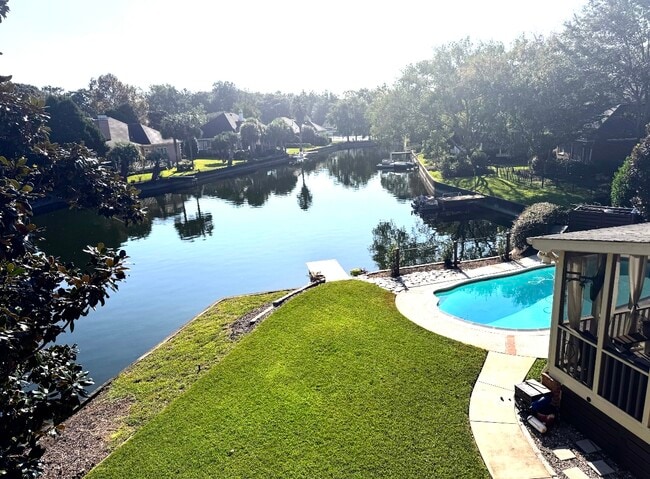 Foto del edificio - 1322 Hidden Lakes Dr