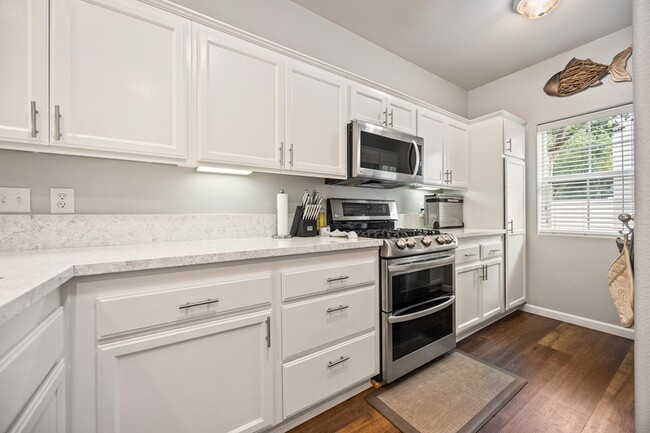 Foto del edificio - Spacious 3-Bedroom Townhouse in Burgundy H...