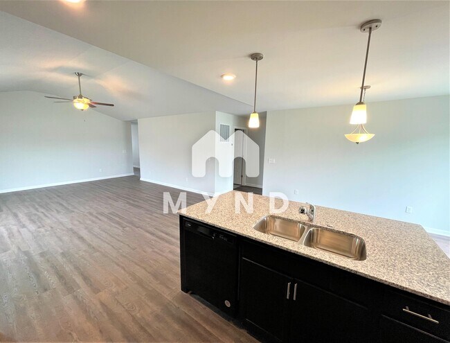 Building Photo - 102 Cook St