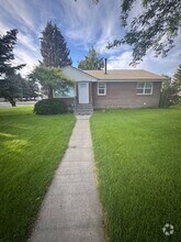 Building Photo - 305 E Maple St