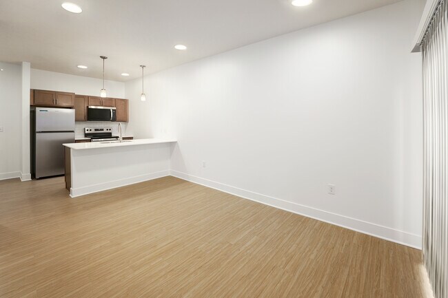 Cocina y sala de estar tipo estudio - Blair Crossing Apartments